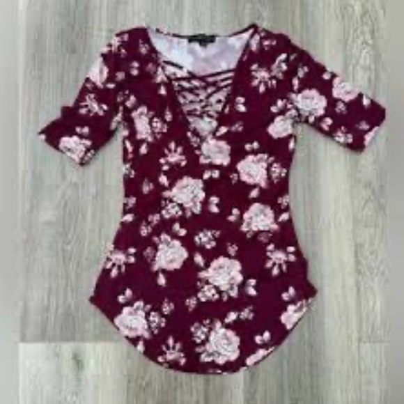 famous floral top size small. - Picture 1 of 4